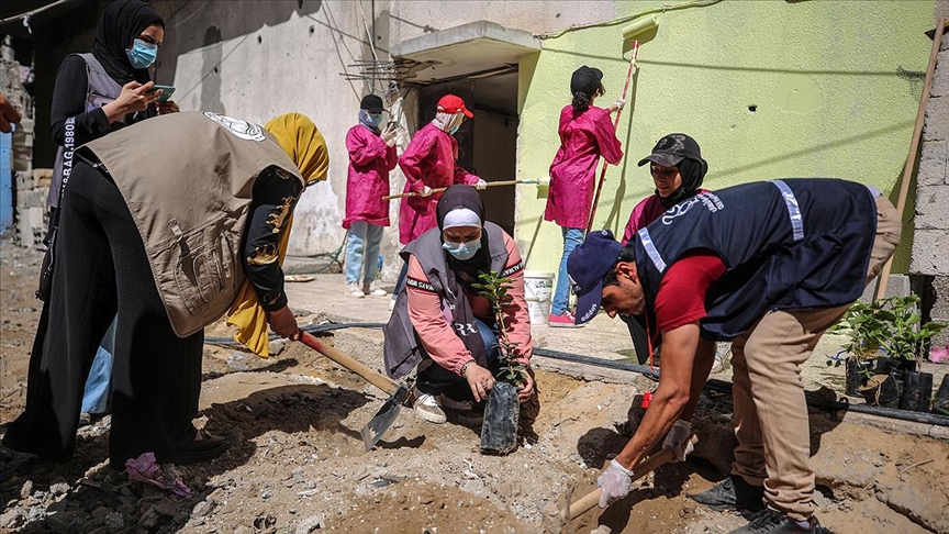 Filistinli kadınlar İsrail'in Gazze saldırısında yıkılan yerleri temizleme ve ağaçlandırma girişimi başlattı