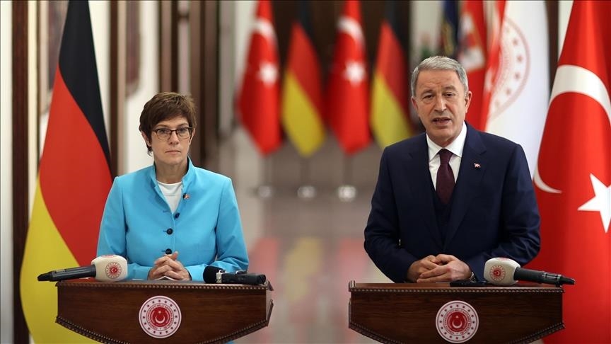 وزير الدفاع التركي ونظيرته الألمانية يبحثان قضايا ثنائية وإقليمية