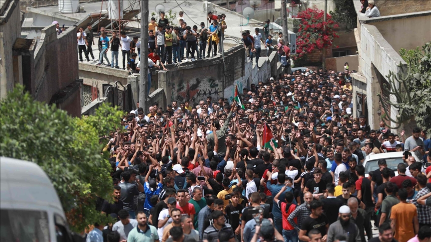 Cientos de personas asisten a funeral de joven palestino asesinado por soldados israelíes