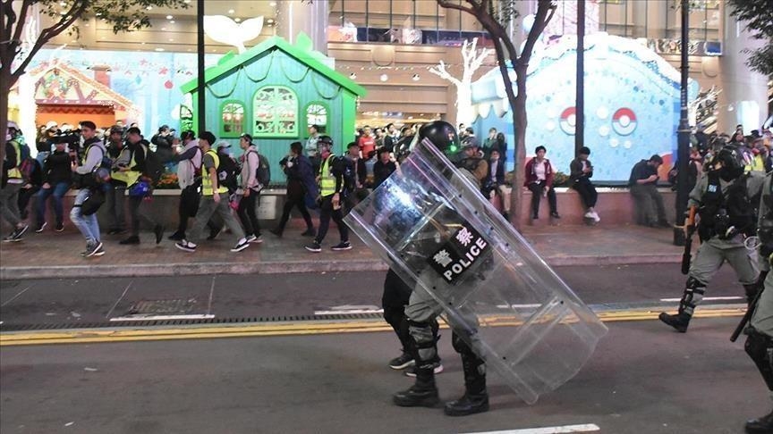 La police de Hong Kong arrête cinq responsables d'un journal d'opposition