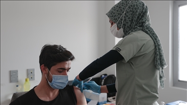 Salgına karşı 'milli mücadele' yürüten hastaneler günlük aşı uygulama kapasitesini artırıyor