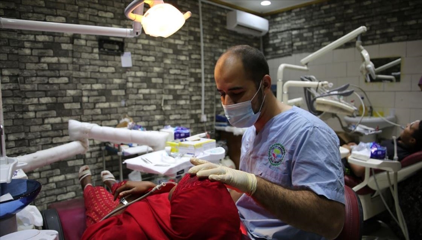 أطباء سوريون يرسمون البسمة بالصومال (تقرير)
