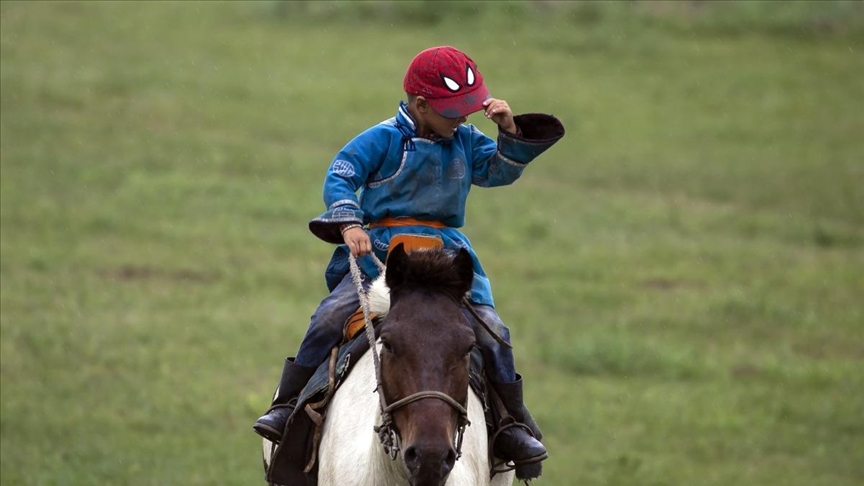 Niños con discapacidades en Kazajistán se tratan con hipoterapia