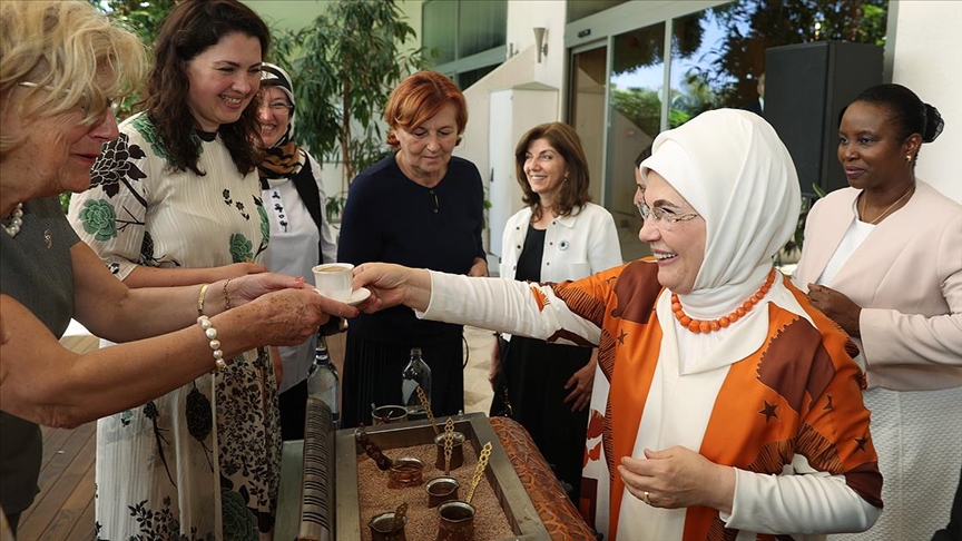 Emine Erdoğan Antalya Diplomasi Forumu'na katılan liderlerin eşleriyle bir araya geldi