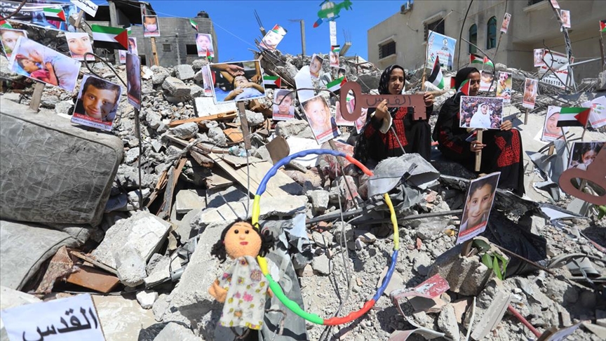 İsrail saldırılarında ölen çocukların fotoğrafları Gazze'deki bir binanın enkazı üzerinde sergilendi