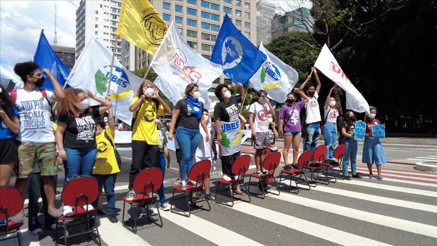 Los brasileños protestan contra Bolsonaro por su gestión ante la pandemia de COVID-19