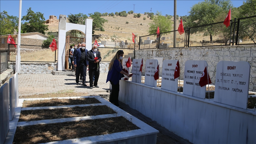 Pınarcık'ta 34 yıl önce PKK'lı teröristlerce katledilen 30 kişinin acısı unutulmuyor