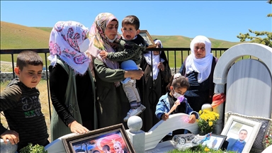 Terör örgütü PKK'nın katlettiği babasının mezarı başında buruk doğum günü