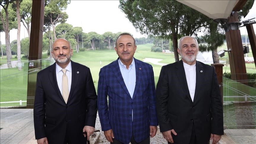 Turquie: Cavusoglu tient une réunion tripartite avec ses homologues iranien et afghan