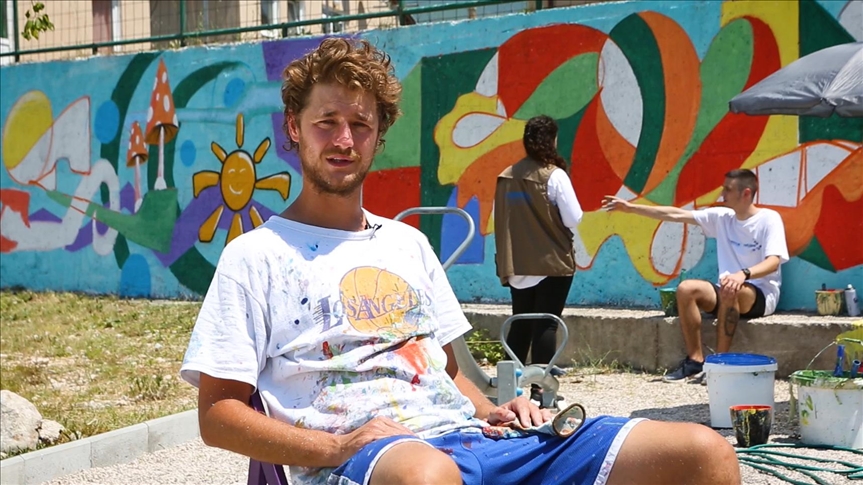 Svjetski dan izbjeglica: Bh. umjetnik Rikardo Druškić naslikao mural u izbjegličkom centru Salakovac