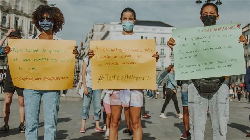 Las instituciones de España guardan silencio sobre asesinato racial en Murcia