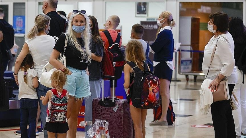 Russian tourists return to Turkish resort after flights resume