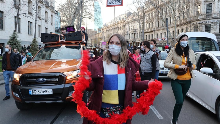 Gürcistan'da açık alanlarda maske takma zorunluluğu kaldırıldı 