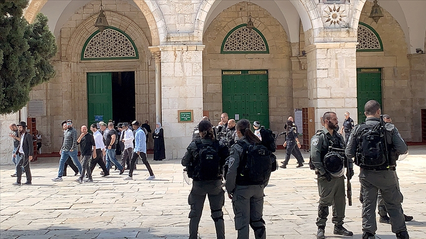 İsrail polisi korumasındaki fanatik Yahudiler Mescid-i Aksa'ya baskın düzenledi
