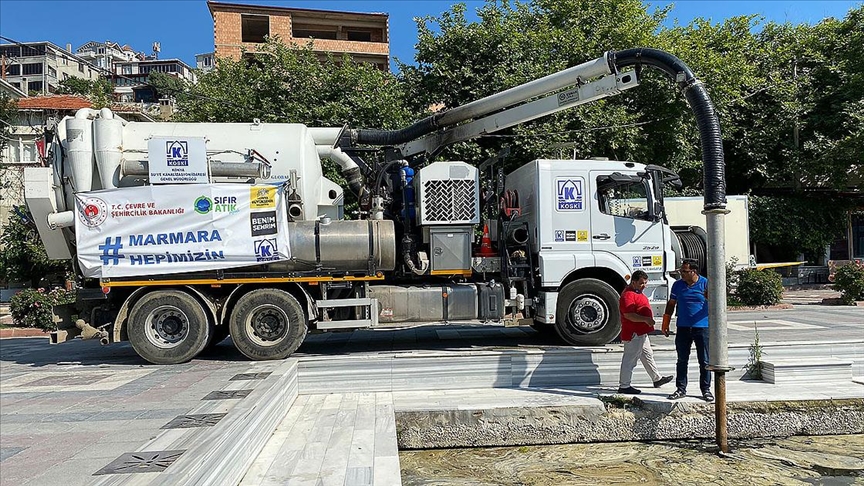 Marmara Adası sahilinde müsilaj temizliği sürüyor
