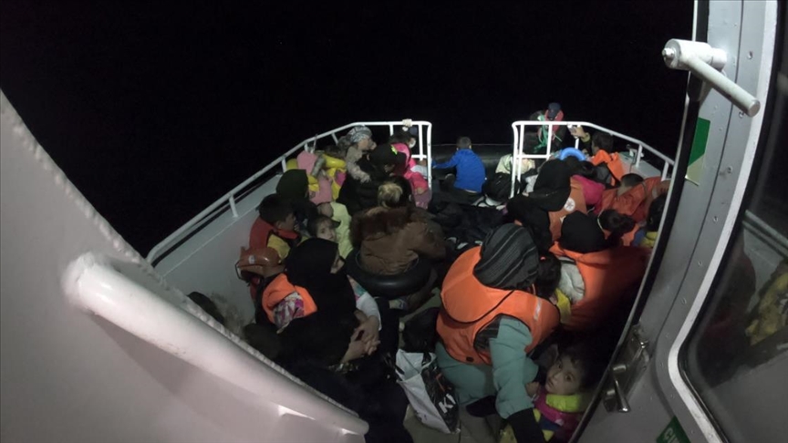 Ayvalık açıklarında lastik botta bulunan 49 düzensiz göçmen kurtarıldı