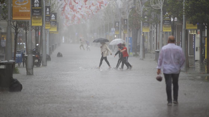 Sakarya ve Kocaeli'de kuvvetli sağanak ve fırtına etkili oldu