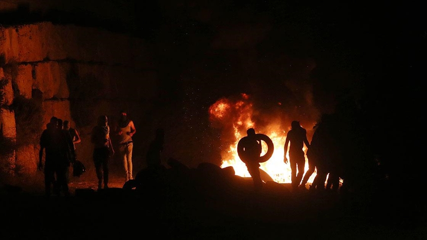 Batı Şeria'daki Filistinliler İsrail'in yerleşimci politikalarına 'gece karmaşası' eylemleriyle direniyor