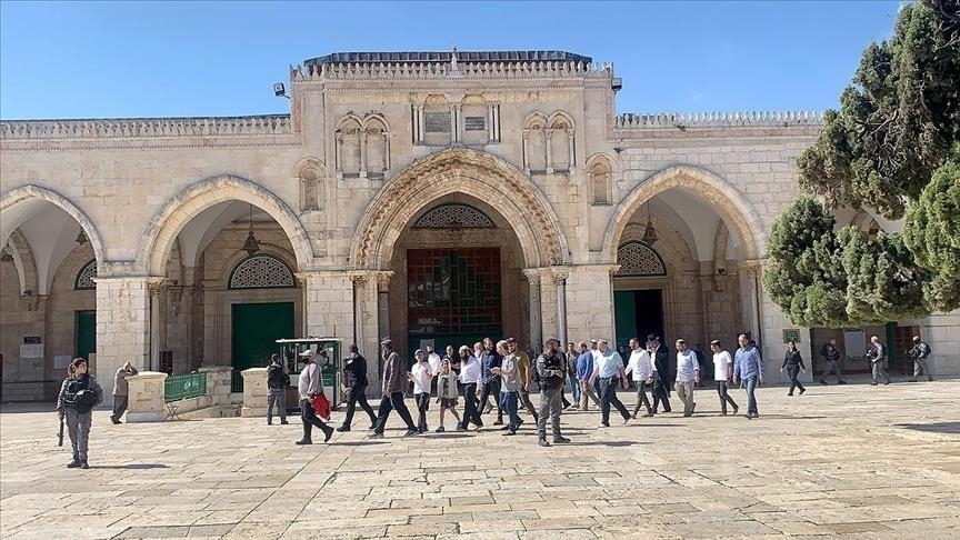Scores of Israelis storm Al-Aqsa compound in Jerusalem