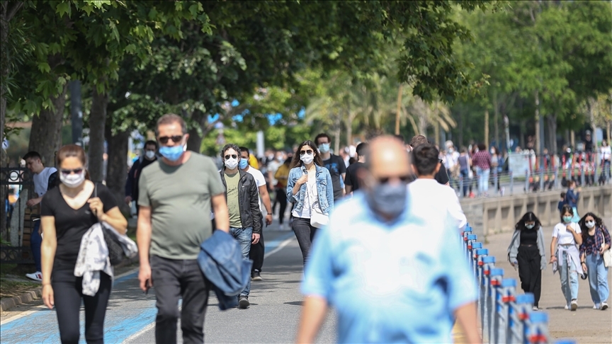 Salgınla mücadeledeki başarının boşa gitmemesi için 'tedbirlere bir müddet daha uyulması' uyarısı