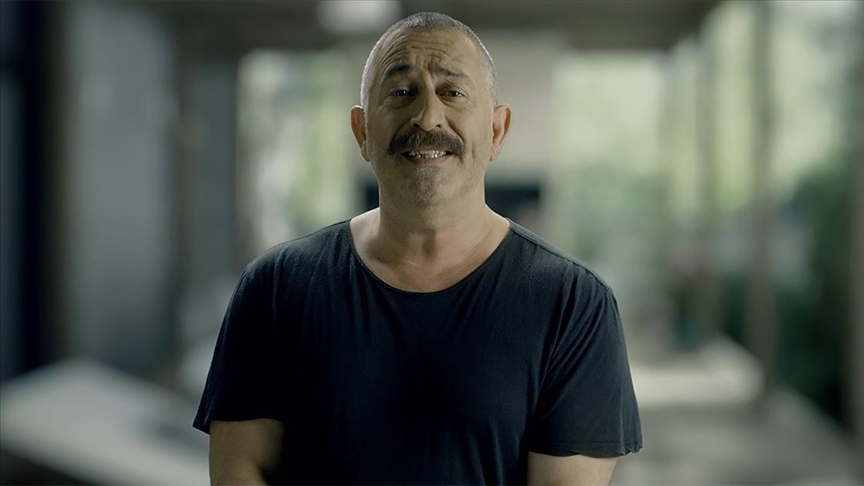 Sanatçı Cem Yılmaz'dan Kovid-19'a karşı aşılanma çağrısı