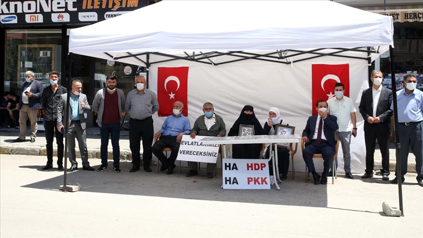 Muş'ta çocukları dağa kaçırılan aileler HDP binası önünde oturma eylemi yaptı