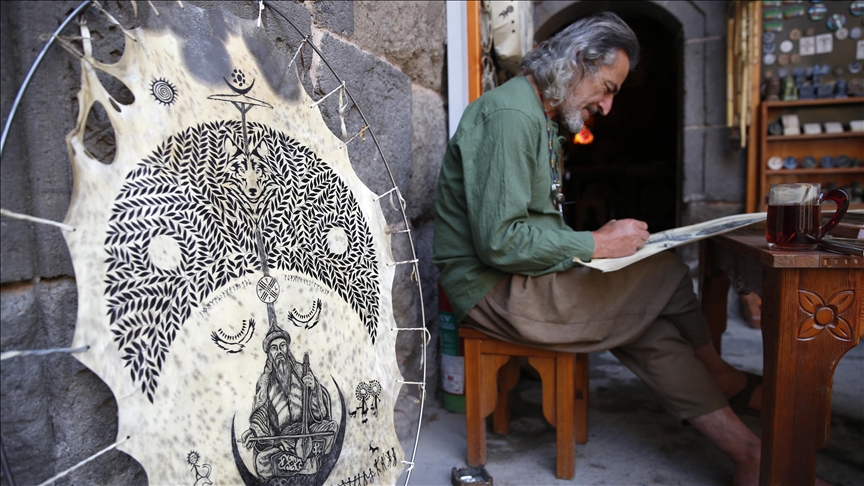 Eski tornacı, keçi derisi üzerine işlediği figürlerle Türk mitolojisini yaşatıyor