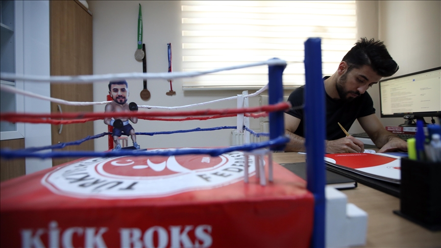 Milli kick boksçu Cebrail Gençoğlu ringde madalya, fakültede akademik kariyer peşinde