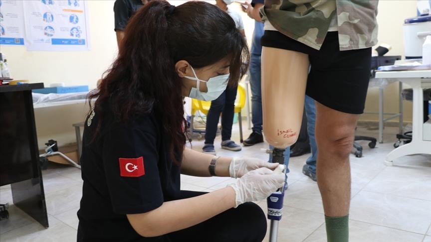 Les prothèses offertes par la Turquie redonnent le sourire aux personnes handicapées dans le nord de la Syrie