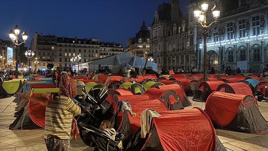 Мигранты установили палатки в центре Парижа с призывом о помощи