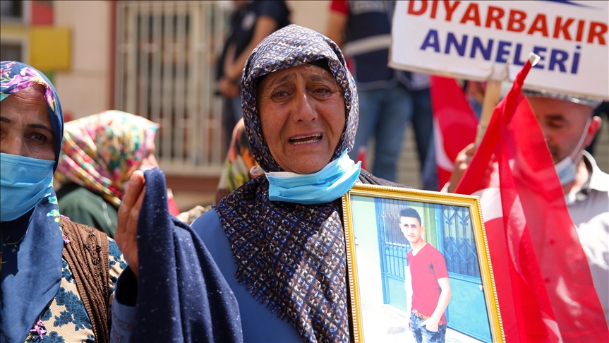 Diyarbakır annelerinin oturma eylemine bir aile daha katıldı