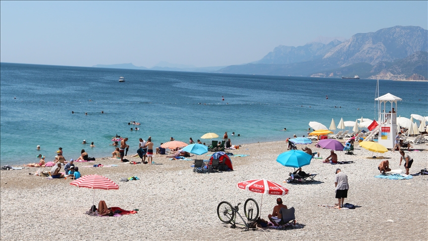 Antalya'da sıcaktan bunalanlar sahillerde yoğunluk oluşturdu