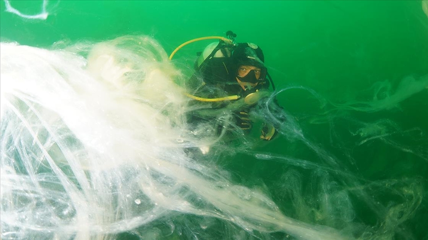 Su altı belgesel yapımcısı Ceylan müsilajın deniz dibinde neden olduğu tahribatı görüntüledi