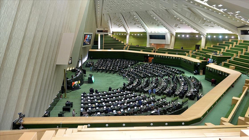 İran Meclisi yasaklı sosyal medya uygulamalarını kullananlara hapis cezası öngören teklifi gündemine aldı