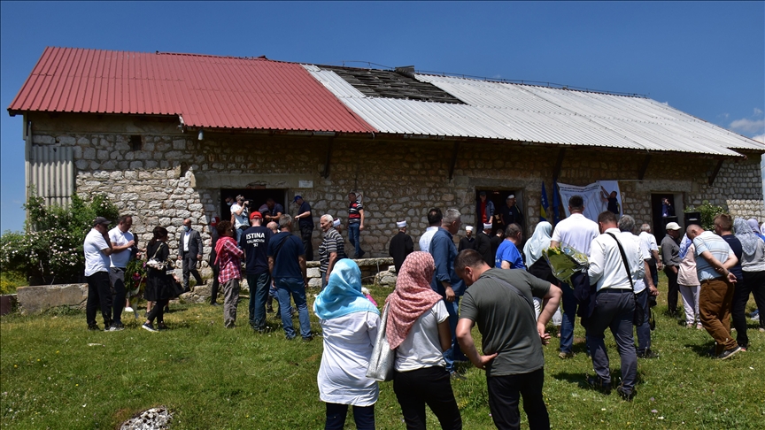 Godišnjica zločina u Kalinoviku: Otkrijte lokacije grobnica i uklonite mural Ratka Mladića