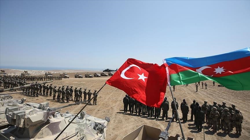 Армию Азербайджана к войне подготовили ВС Турции - глава Минобороны