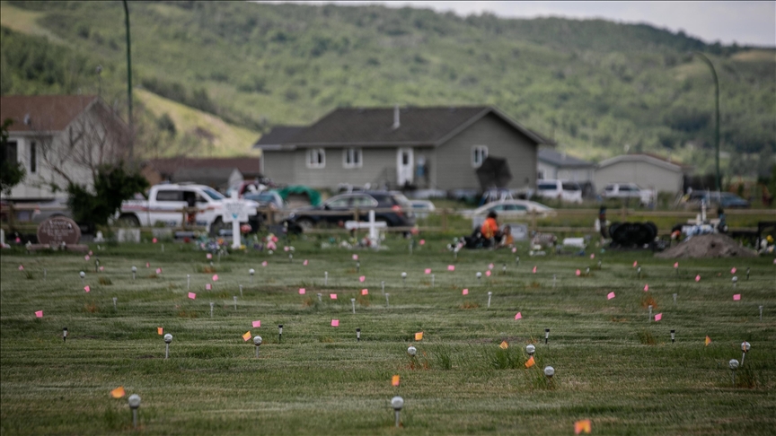 Kanada'da yatılı kilise okulu bahçelerinde bulunan kayıt dışı çocuk  mezarları gündemdeki yerini koruyor