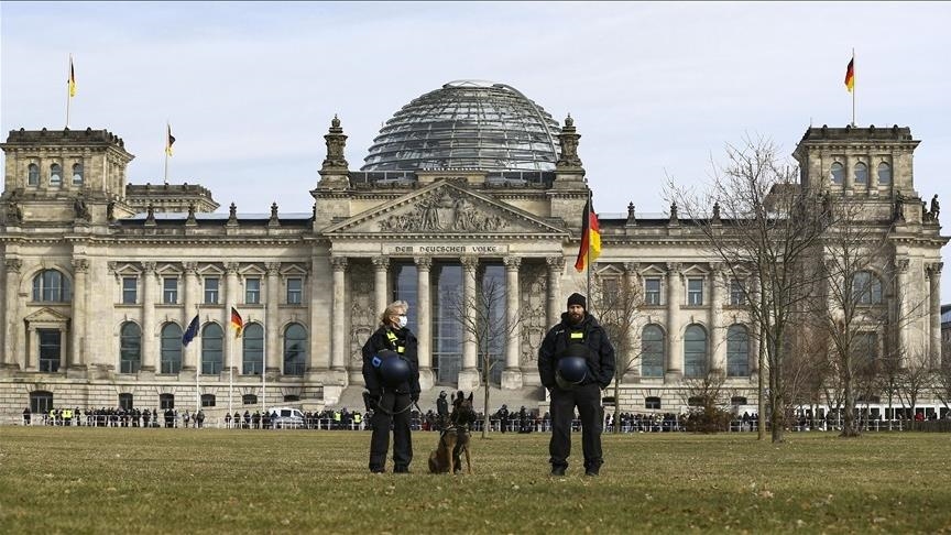 Al menos 272 agentes de policía en Alemania están siendo investigados por vínculos con la extrema derecha
