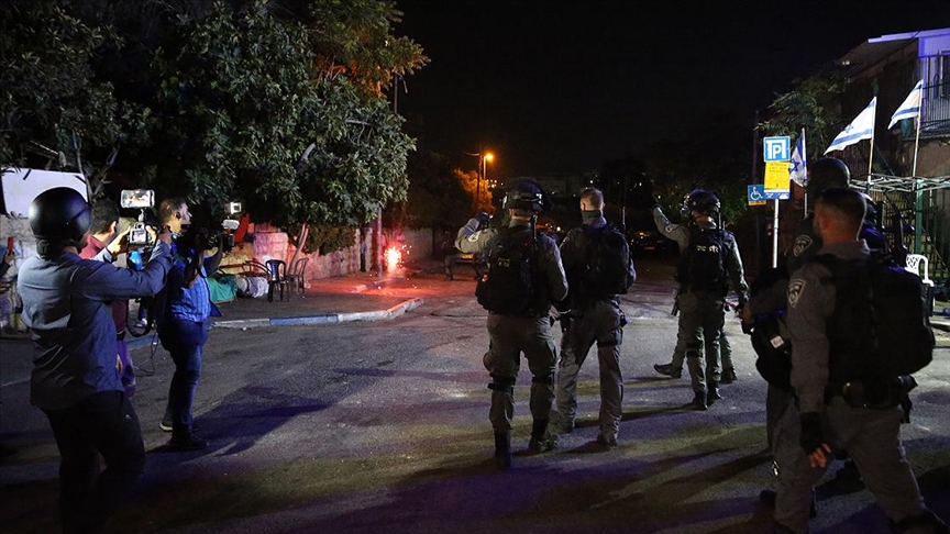 İsrail polisinin Kudüs'teki Şeyh Cerrah Mahallesi sakinlerini destekleyenlere müdahalesinde 3 Filistinli yaralandı