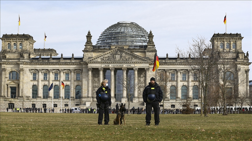 Almanya'da en az 272 polis hakkında aşırı sağla bağlantılı oldukları suçlamasıyla soruşturma yürütülüyor