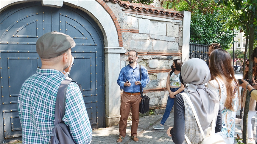 Tarih araştırmacısı Ulu, İstanbul'un incisi Boğaziçi'ni düzenlediği gönüllü turlarla adım adım anlatıyor