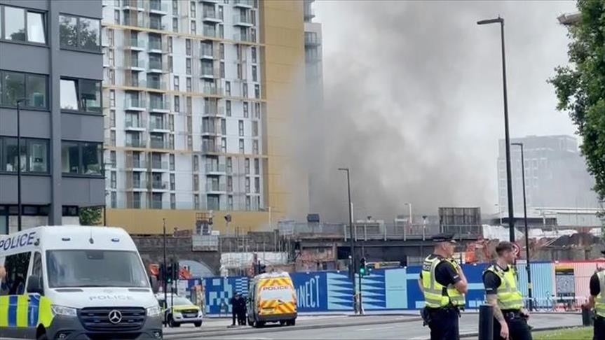 Сильный пожар вспыхнул на железнодорожной станции в Лондоне