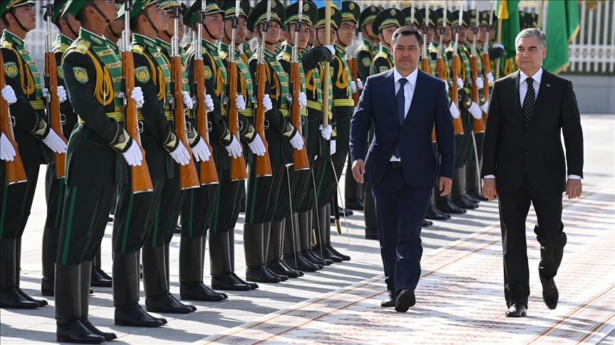 Президенты Кыргызстана и Туркменистана проводят переговоры в Ашхабаде