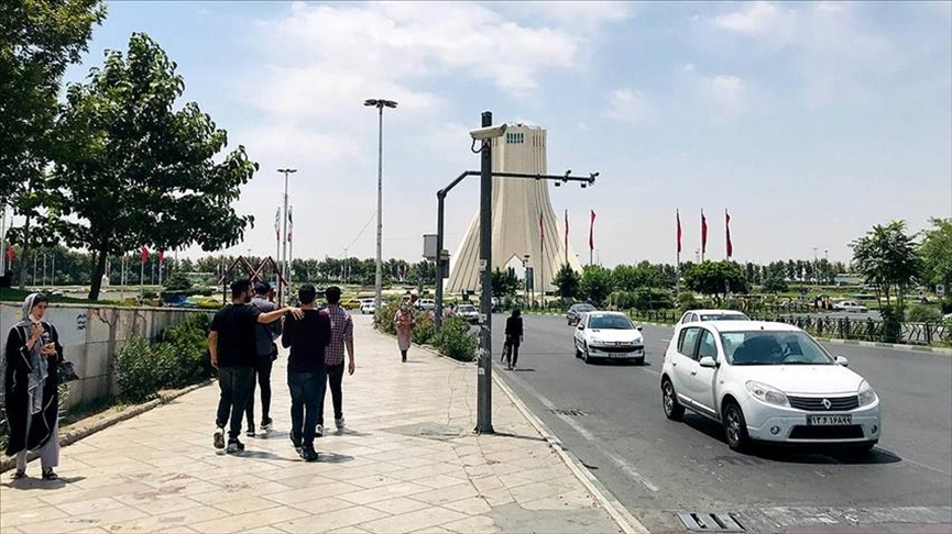 Iraníes expresan sus opiniones sobre las últimas elecciones presidenciales que ganó Ebrahim Raisi