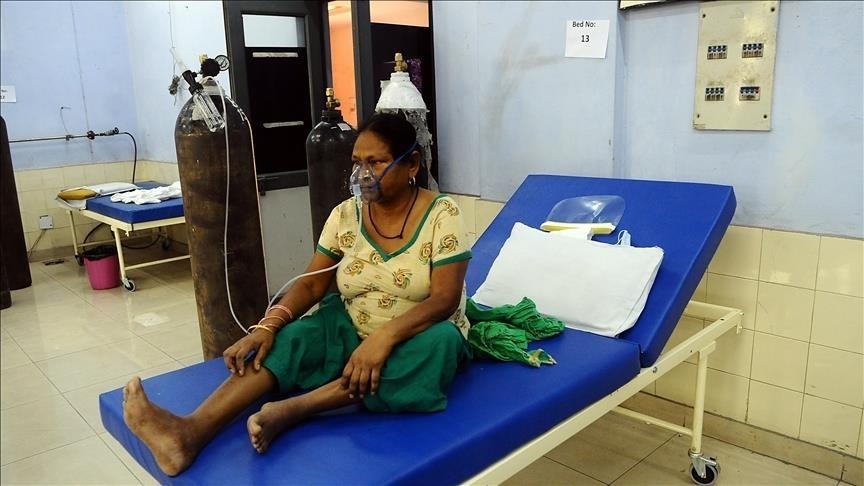 India's daily COVID deaths fall below 1,000