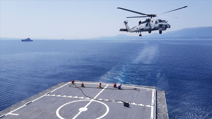 Türk donanması Ege Denizi'nde 'helikopter iniş/kalkış eğitimi' ve 'havada yakıt ikmali' gerçekleştirdi