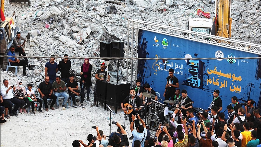 Filistinli müzik grubu, Gazze Şeridi'nde İsrail'in saldırılarında yıkılan binanın enkazı üzerinde konser verdi