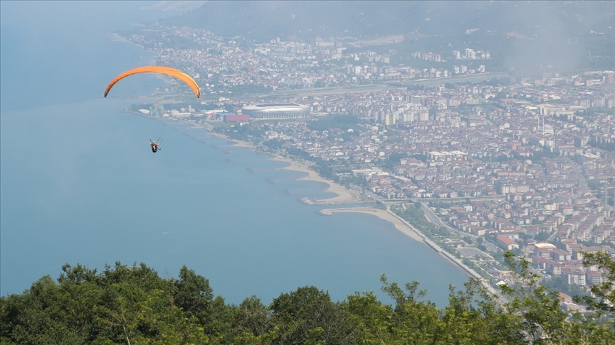 Mavi ile yeşilin buluştuğu Ordu yamaç paraşütçülerini ağırlıyor
