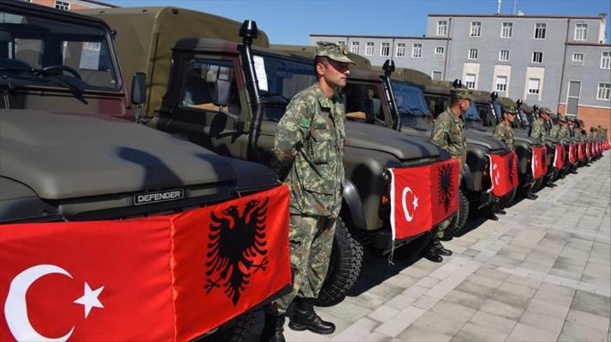 Shefi i shtabit të përgjithshëm të ushtrisë së Shqipërisë zhvillon bisedë telefonike me homolohug e tij turk