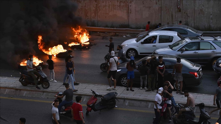 Libaneses que protestan contra el aumento del costo de vida bloquearon carreteras del país